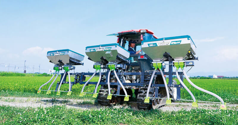 スマート農業 誰が作業しても 均一に肥料を散布できる タイショー独自の高精度肥料散布機が作業効率を格段に高めた トラクター 自走式 電動 Agri Journal