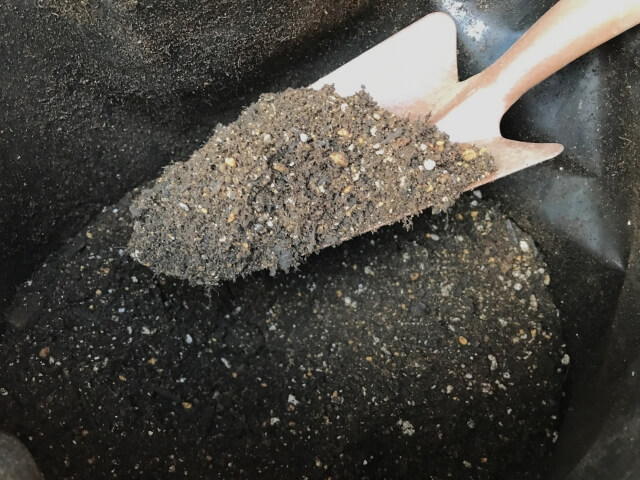 土をスコップで掬っている画像