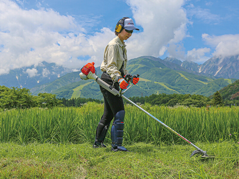 あぜ道も法面も軽々刈れる！ 防振性と加速性もUPした超軽量エンジン式刈払機が登場