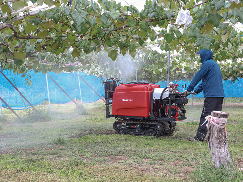 「スイングノズル」で棚下防除を効率化！ 小規模果樹生産者に最適なスイングクローラスプレーヤが登場