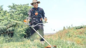 【製品レビュー】想像以上にパワフル！ STIHLのバッテリー刈払機とハーネスで、草刈り疲れからの解放へ