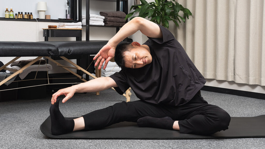 【専門家監修】長時間の前かがみ姿勢で腰痛に。原因は「お尻の硬さ」！？ ぎっくり腰も防ぐ「腰」ストレッチを解説
