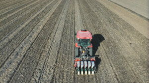 トラクター後付け自動操舵「AGMO」とは？ 初心者でも簡単操作で農作業を効率化